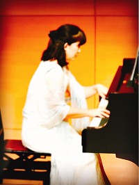 福岡女学院高校音楽科、国立音楽大学音楽学部ピアノ専攻卒業。